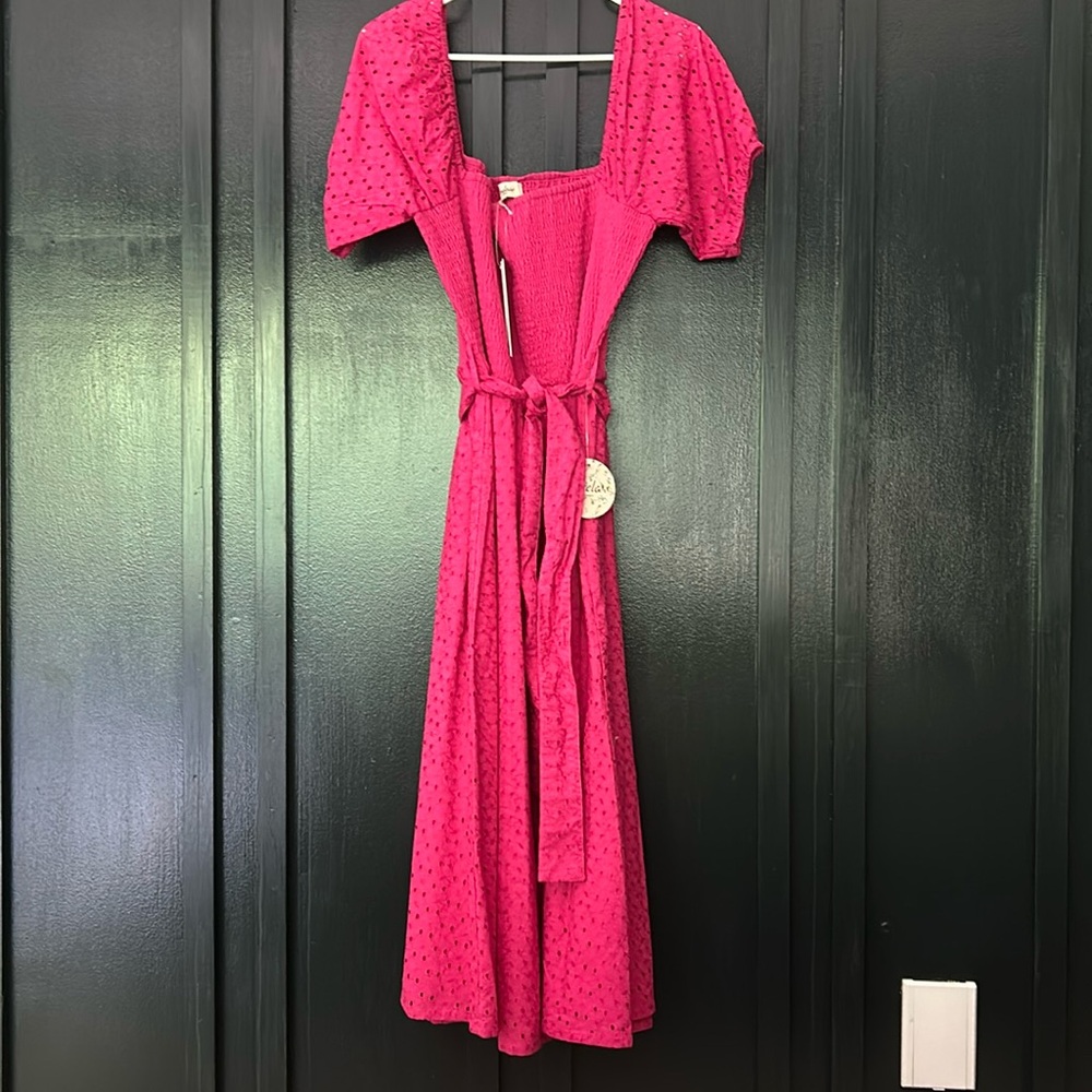 Charming off-the-shoulder midi dress in fuschia
